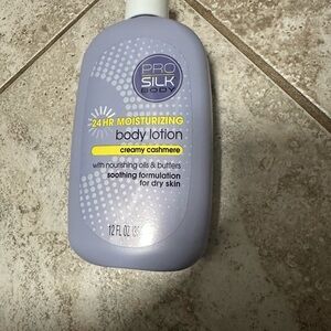 24HR Moisturizing Body Lotion - Creamy Cashmere pro silk
